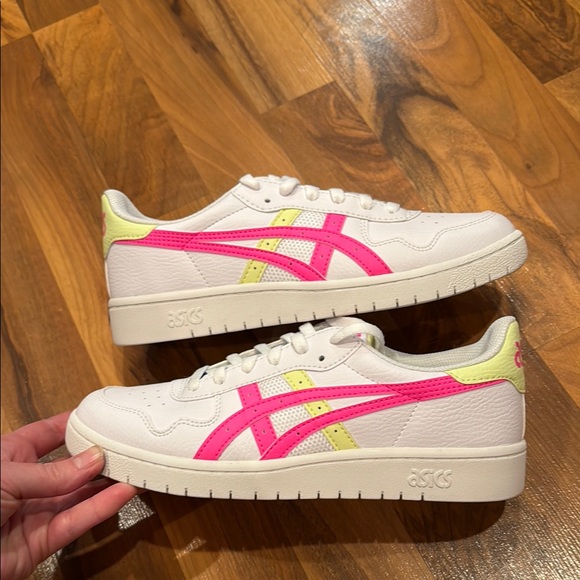 ASICS tennis shoe sneaker hot‎ pink, size 7 lace up fashion shoe NWT - Picture 1 of 6